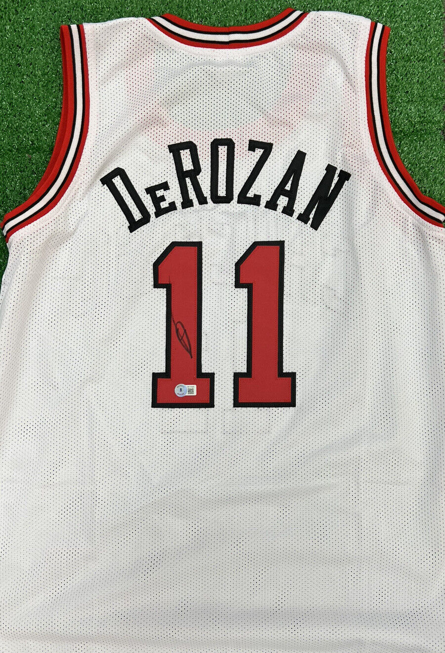 Demar DeRozan Signed autographed jersey Chicago bulls Beckett COA